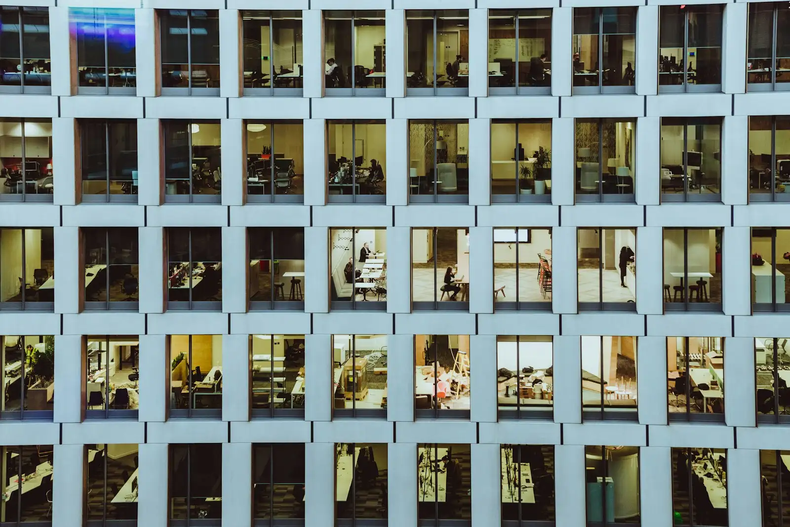 Beleuchtete Bürofassade am Abend