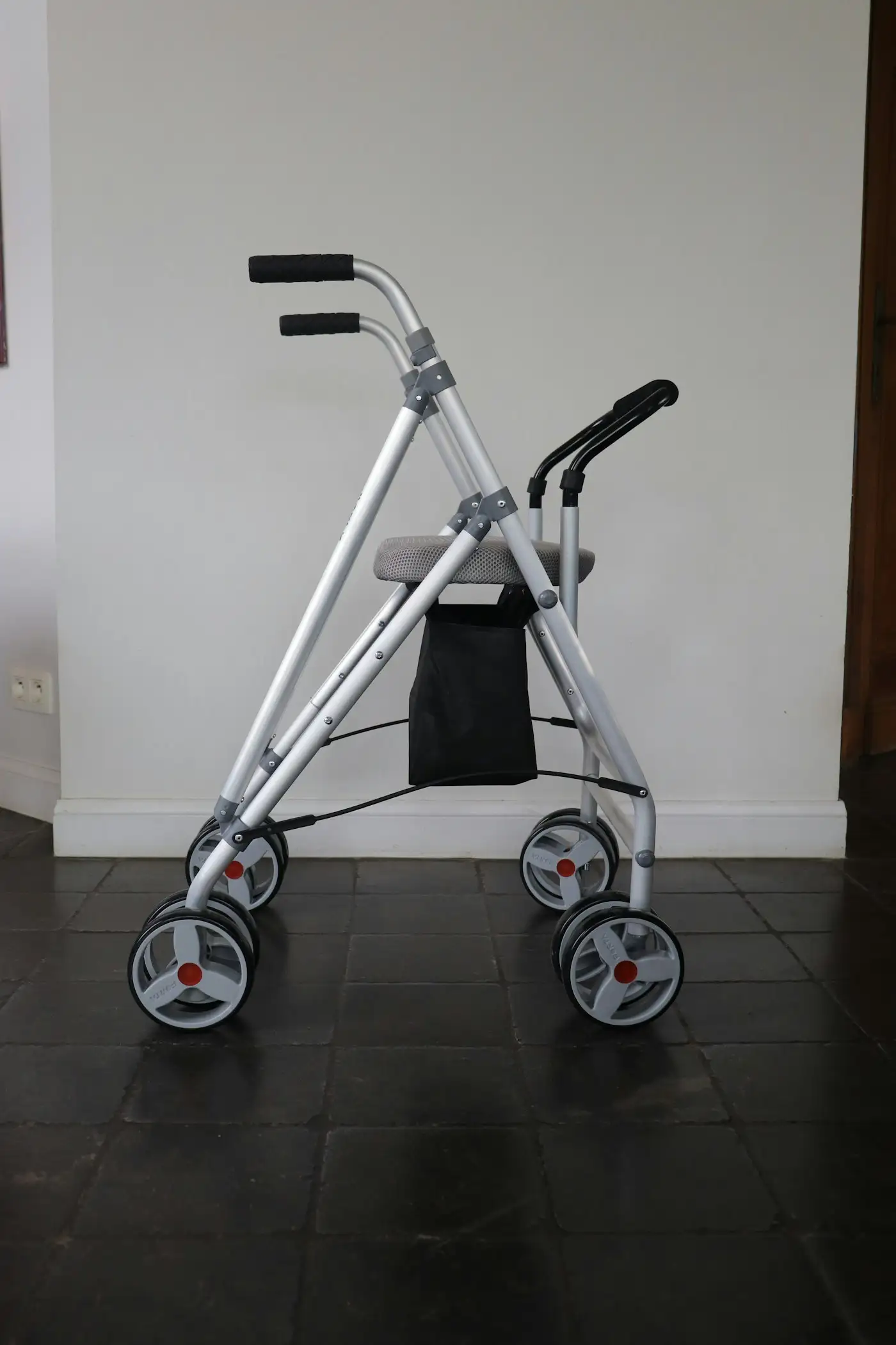 Rollator vor einer hellen Wand