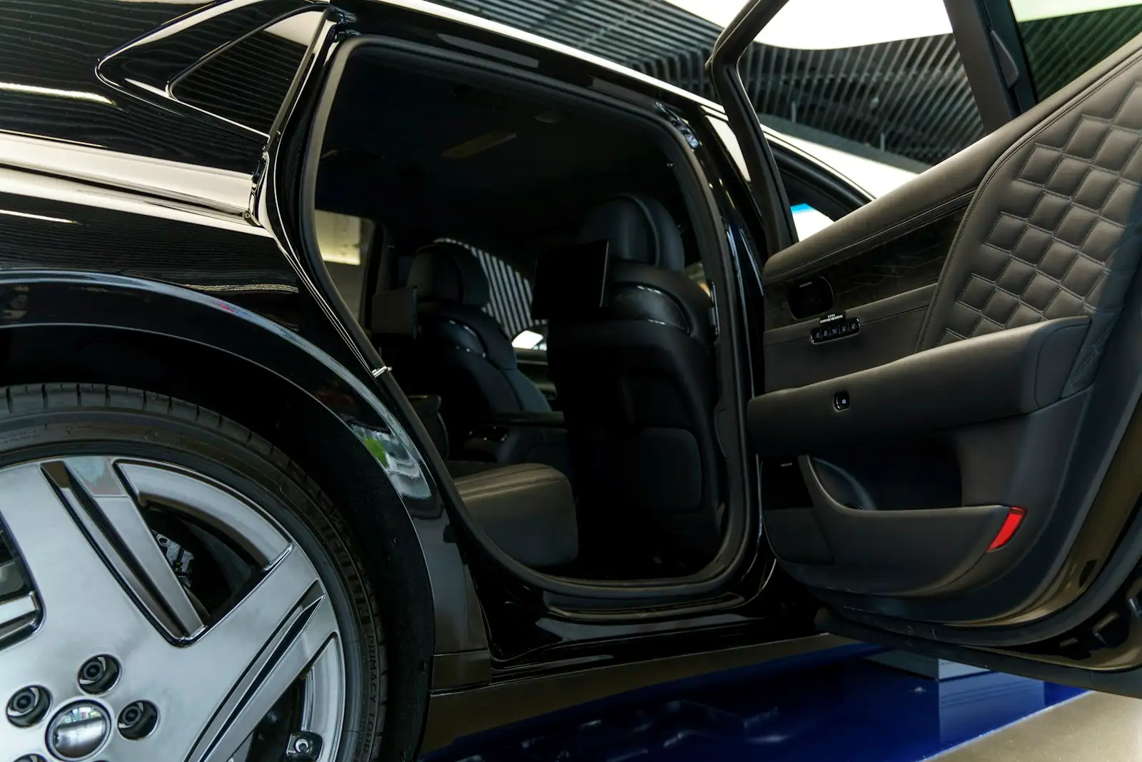 Geöffnete hintere Tür einer dunklen Limousine