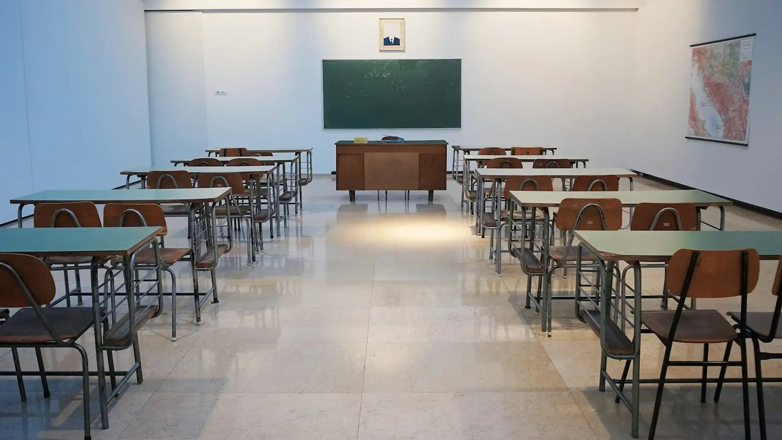 Leeres Klassenzimmer im Morgenlicht